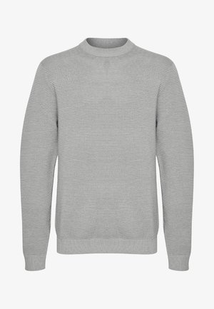 Sivi pleteni džemper svijetle boje s horizontalnim rebrastim uzorkom, okruglim izrezom i dugim rukavima.