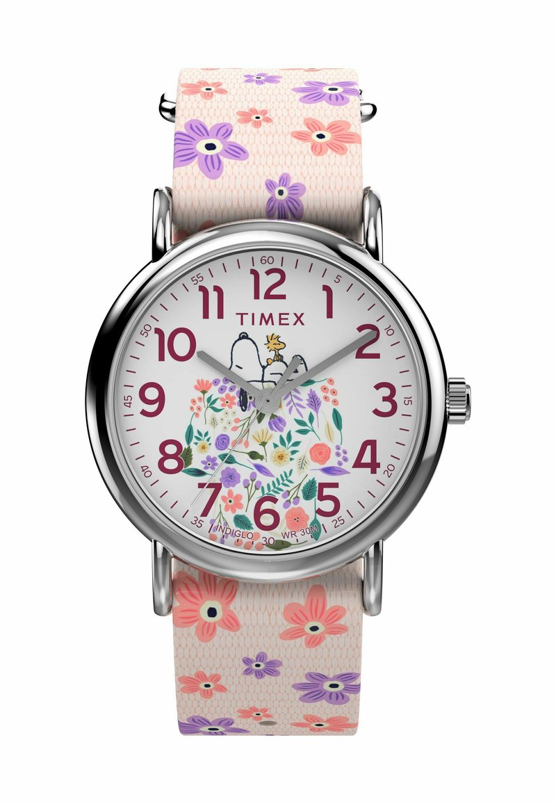 Montre Timex avec un boîtier en argent et un bracelet en silicone à motif floral en rose, violet et blanc. Le cadran présente des fleurs colorées et un personnage de dessin animé.