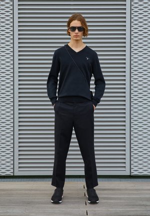 CLASSIC V NECK - Maglione - black