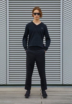 CLASSIC V NECK - Jumper - black