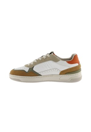 Zapatillas para hombre con una parte superior de cuero blanco y acentos de ante gris, detalles en cuero verde y una puntera de ante marrón; suela de goma texturizada.