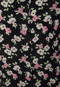 Tessuto di vestito nero a fiori con fiori rosa e bianchi e foglie verdi, superficie texture, e bottoni neri lungo la parte anteriore.