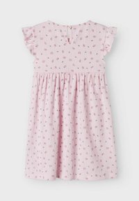 Robe rose avec des manches volantes, ornée de petits motifs floraux et d'une fermeture à bouton dans le dos. Fabriquée en tissu texturé avec une jupe froncée.
