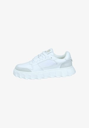 Witte sneaker met een chunky zool, voorzien van een glad leren bovenwerk en subtiele grijze accenten. Veters en een klein logo zijn zichtbaar.