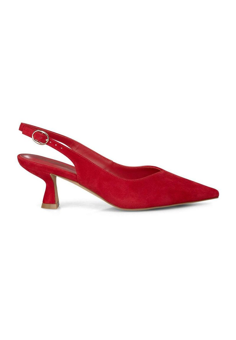 Escarpin en daim rouge avec un bout pointu, un petit talon et une décoration en boucle circulaire sur la sangle ajustable. Texture lisse et forme raffinée.