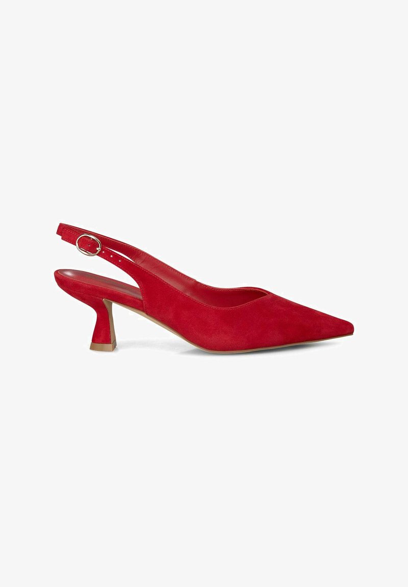 Czerwone zamszowe buty na obcasie typu slingback z ostro zakończonym noskiem, krótkim obcasem i okrągłym zapięciem do regulacji na pasku. Gładka faktura i wyrafinowany kształt.