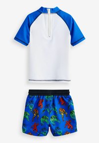To-delt badetøj med en hvid top med blå ærmer og lynlås, parret med blå shorts med farverige superhelte-mønstre.