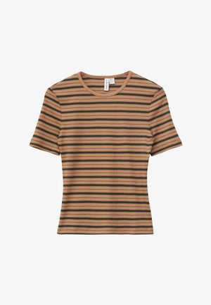 Camiseta ajustada de manga corta, de canalé, con rayas horizontales en negro y marrón claro, y escote redondo.