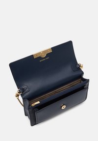 Granatowy skórzany portfel ze złotym zapięciem, wewnętrznymi przegródkami i zamykaną na zamek sekcją. Zawiera detal z logo i teksturowane akcenty.