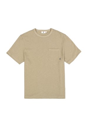 Camiseta de algodón beige con mangas cortas, cuello redondo y un bolsillo en el lado izquierdo del pecho. La tela tiene una textura sutil.