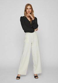 VILA VIVARONE WIDE - Bukser - white sand