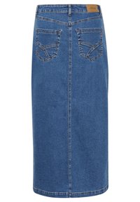 Falda midi de mezclilla en un lavado azul medio, con dos bolsillos traseros, corte recto y un acabado sutilmente texturizado. Parche con el logo en la cintura.