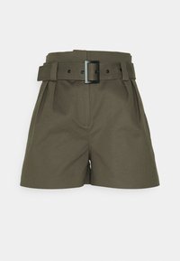 Khaki šortky se širokým pásem se čtvercovou černou sponou, záhyby vpředu a hladkou, texturovanou tkaninou.