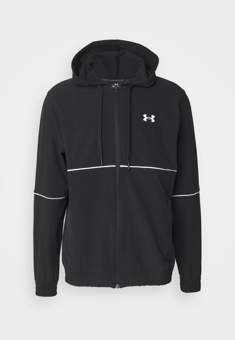 Veste à capuche noire zippée en tissu lisse, avec une bande blanche sur la poitrine, une capuche et des poignets élastiques. Logo Under Armour à l'avant.