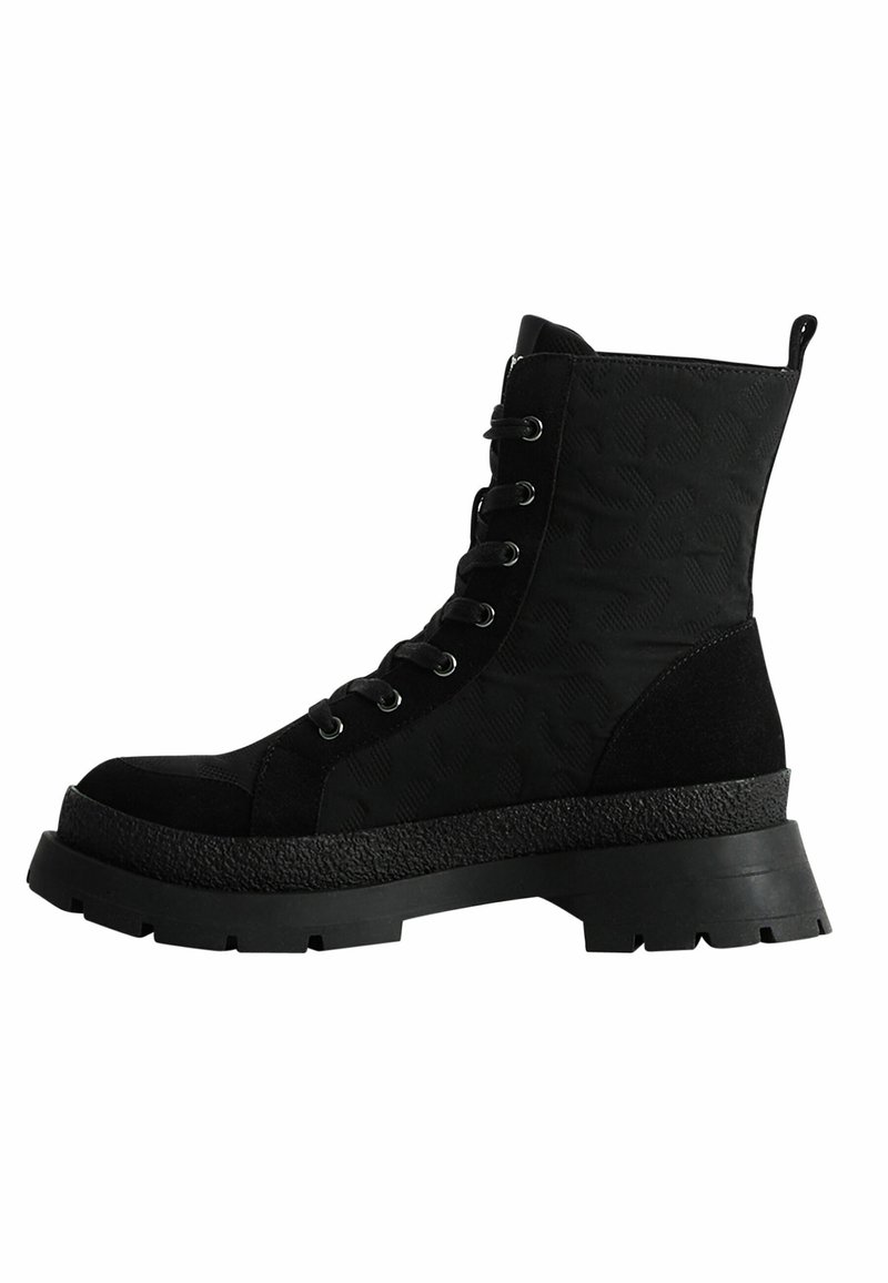 Botas con cordones