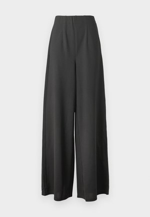 Pantaloni negri cu picioare largi, confecționați dintr-un material neted, având talie înaltă și un design pliat pentru un plus de textură și dimensiune.