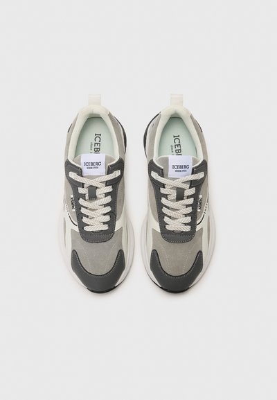 Sneaker grigie e nere con tomaia testurizzata, chiusura con lacci e suola in gomma. Logo "ICEBERG" sulla linguetta; dettaglio di rinforzo sulla punta.