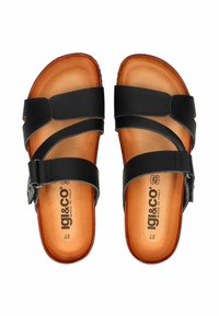 Sandali in pelle nera con due cinghie regolabili, una soletta in sughero e suole marroni lisce. Presentano una fibbia in metallo per una vestibilità sicura.