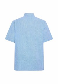 Camisa de manga corta en azul claro con un sutil patrón texturizado, que presenta un cuello clásico y un corte recto.