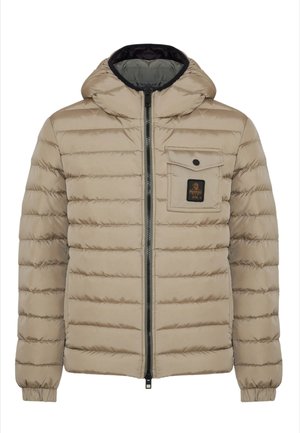 Giacca puffa beige con cappuccio, design a trapuntatura orizzontale, chiusura frontale con zip e tasca sul petto con un patch logo. Texture liscia.