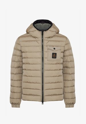 Giacca puffa beige con cappuccio, design a trapuntatura orizzontale, chiusura frontale con zip e tasca sul petto con un patch logo. Texture liscia.