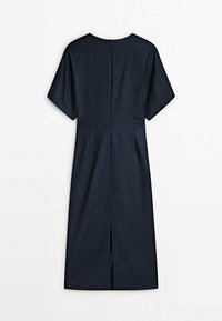 Dunkelblaues Kleid mit kurzen Ärmeln, rundem Ausschnitt, einem Reißverschluss hinten und einem Schlitz am Saum. Hergestellt aus einem strukturierten Stoff für zusätzlichen Tiefeneffekt.