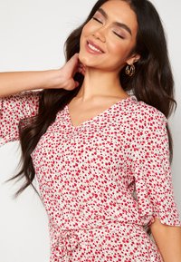 Bubbleroom PRINTED VISCOSE SET - T-shirt z nadrukiem