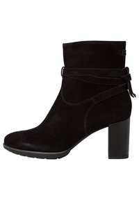Stivaletto in suede nero con punta rotonda, gambale aderente e dettaglio della cinghia avvolta. Presenta un tacco a blocco solido per maggiore stabilità.