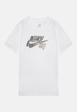 Camiseta de algodón blanca con un gran logo gráfico en negro y tonos pastel desgastado que presenta "Nike SB" en el frontal. Manga corta, ajuste clásico.