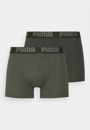 Zwei Paare dunkelgrüner Boxer-Shorts aus weichem Material, mit einem schwarzen elastischen Bund, auf dem "PUMA" in Grau gedruckt ist.