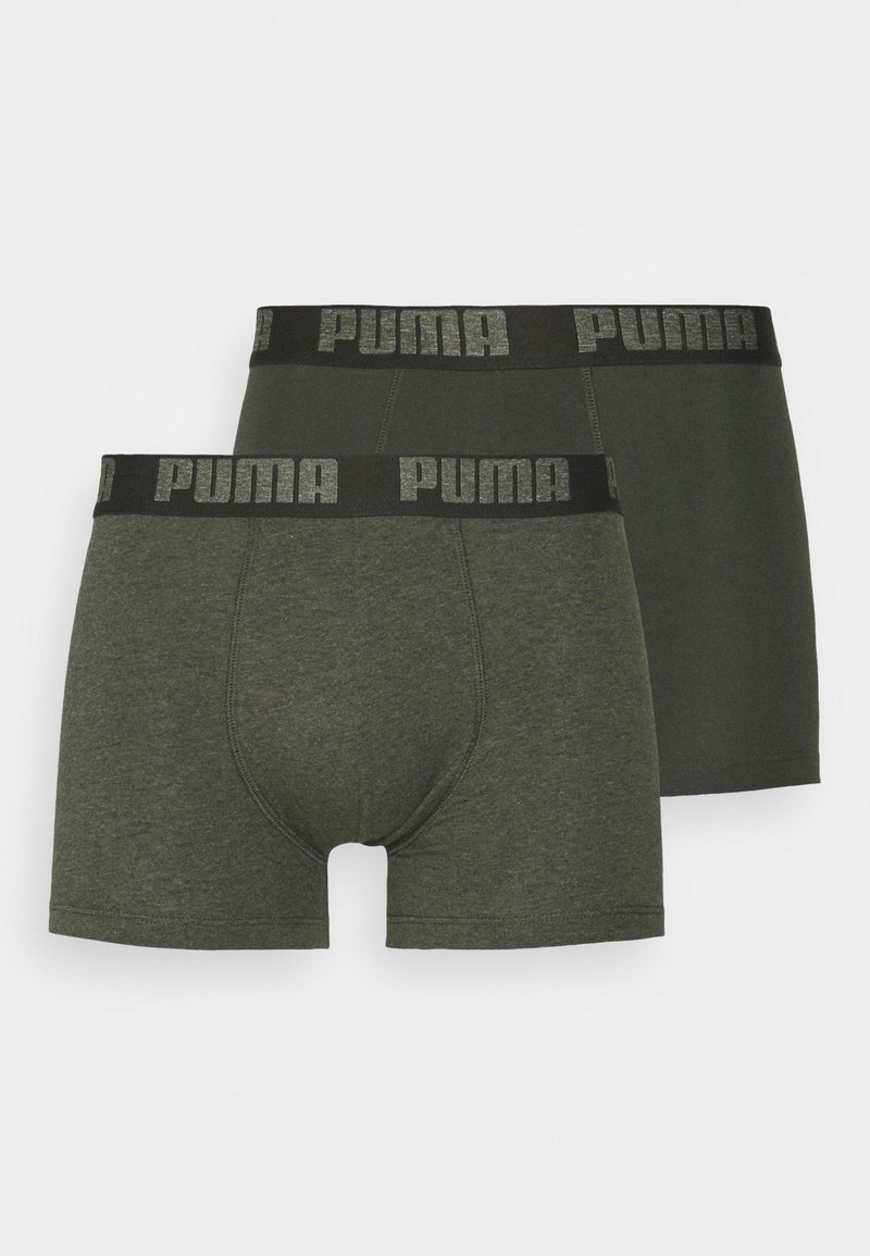 Dos pares de calzoncillos boxers verde oscuro, fabricados con un tejido suave, que cuentan con una cinturilla elástica negra con "PUMA" impreso en gris.