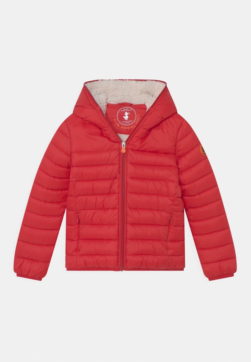 Doudoune rouge avec capuche, design matelassé, fermeture éclair à l'avant et doublure en fourrure douce et de couleur claire. Comprend un patch de logo sur la manche.