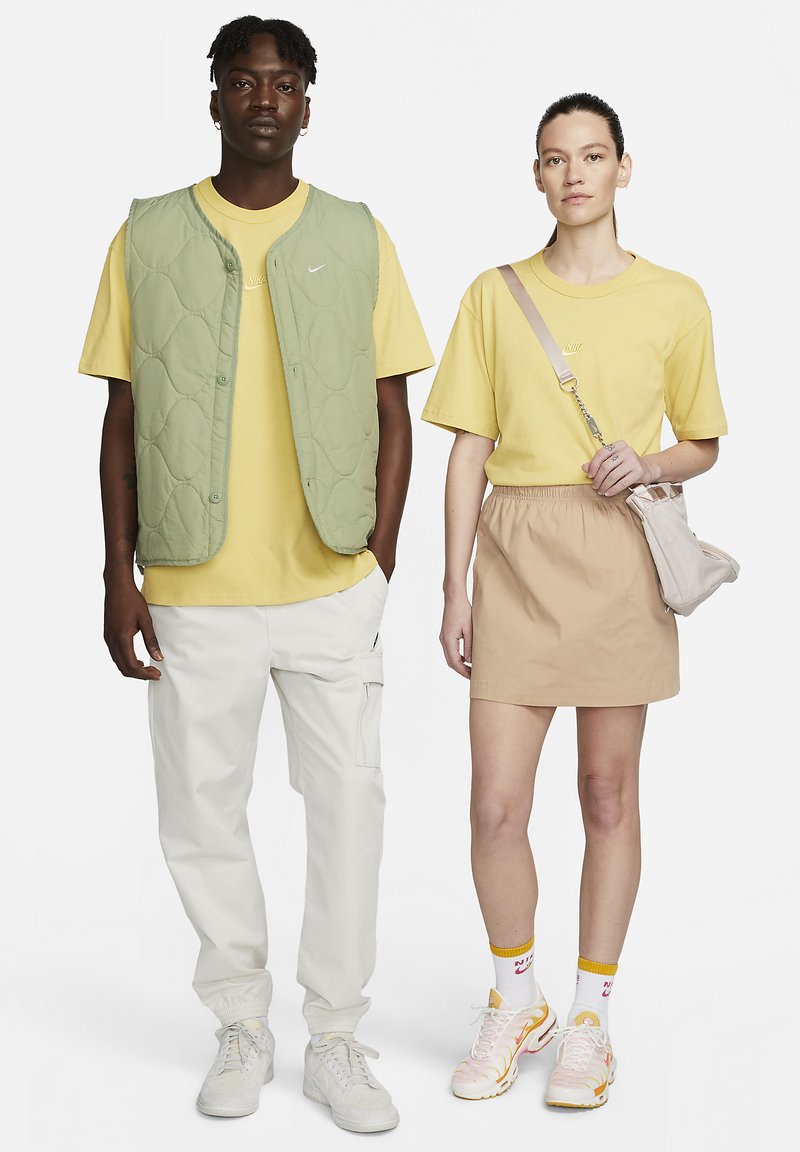 Nike Sportswear T-shirt basic goudkleurig Nike Sportswear T-shirt basic goudkleurig