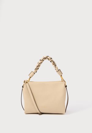 Beige leren handtas met gevlochten handvat aan de bovenkant, afneembare schouderriem en een subtiel gouden merklogo aan de voorkant.