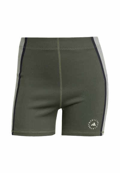 Shorts de sport verts avec un design ajusté, des panneaux latéraux contrastants bleu marine, des coutures à plat et un logo en accent en bas à gauche.