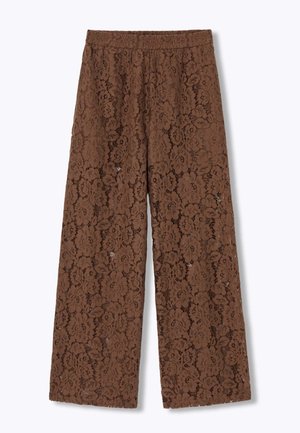 Pantalon marron à jambes larges avec surcouche en dentelle florale et taille élastique, tissu semi-transparent détaillé partout.