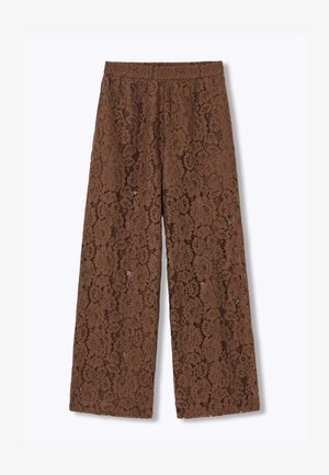 Pantalon marron à jambes larges avec surcouche en dentelle florale et taille élastique, tissu semi-transparent détaillé partout.