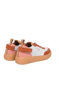 Calzature con sezioni in suede e tessuto bianche, rosa e arancioni. Suola in gomma spessa e rigata con cinturino alla caviglia e accenti a contrasto.
