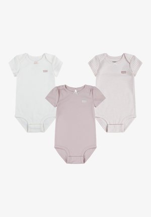 Tres bodies para bebé: uno blanco, uno de color púrpura claro sólido y uno de rayas púrpuras. Cada uno tiene una textura suave y mangas cortas con pequeños detalles.