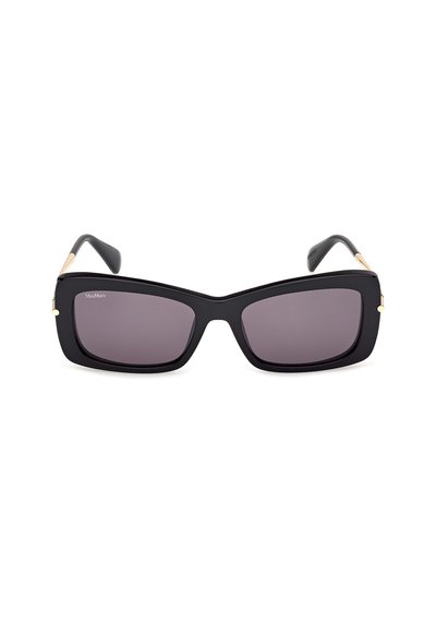 Lunettes de soleil rectangulaires noires surdimensionnées avec des verres foncés et des accents dorés sur les branches, le nom de la marque visible sur le coin gauche du verre.