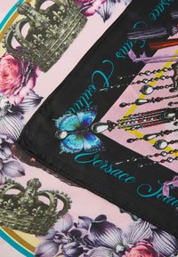 Μεταξωτό μαντήλι με ροζ φόντο και λουλούδια, ένα στέμμα, μια πεταλούδα και πολύπλοκα σχέδια κοσμημάτων σε ζωντανά χρώματα.