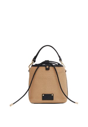 Piccola borsa a secchiello beige intrecciata con manico nero, chiusura con coulisse e patch rettangolare con logo nero e dettagli dorati.