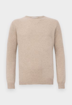 Beige langärmliger Rundhals-Pullover mit gerippten Bündchen und Saum, vor einem weißen Hintergrund präsentiert.