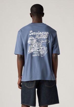 Blaues Baumwoll-T-Shirt mit kurzen Ärmeln, auf der Rückseite mit einem grafischen Print, der Text und eine cartoonartige Burger-Figur zeigt.