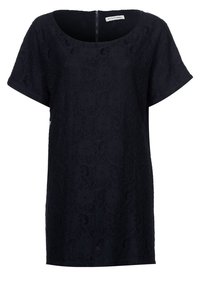 Černé šaty s krátkým rukávem, zdobené květinovým krajkovým vzorem, s kulatým výstřihem a jemným zipem na zádech. Hladká textilie.