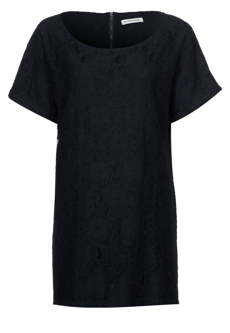 Černé šaty s krátkým rukávem, zdobené květinovým krajkovým vzorem, s kulatým výstřihem a jemným zipem na zádech. Hladká textilie.