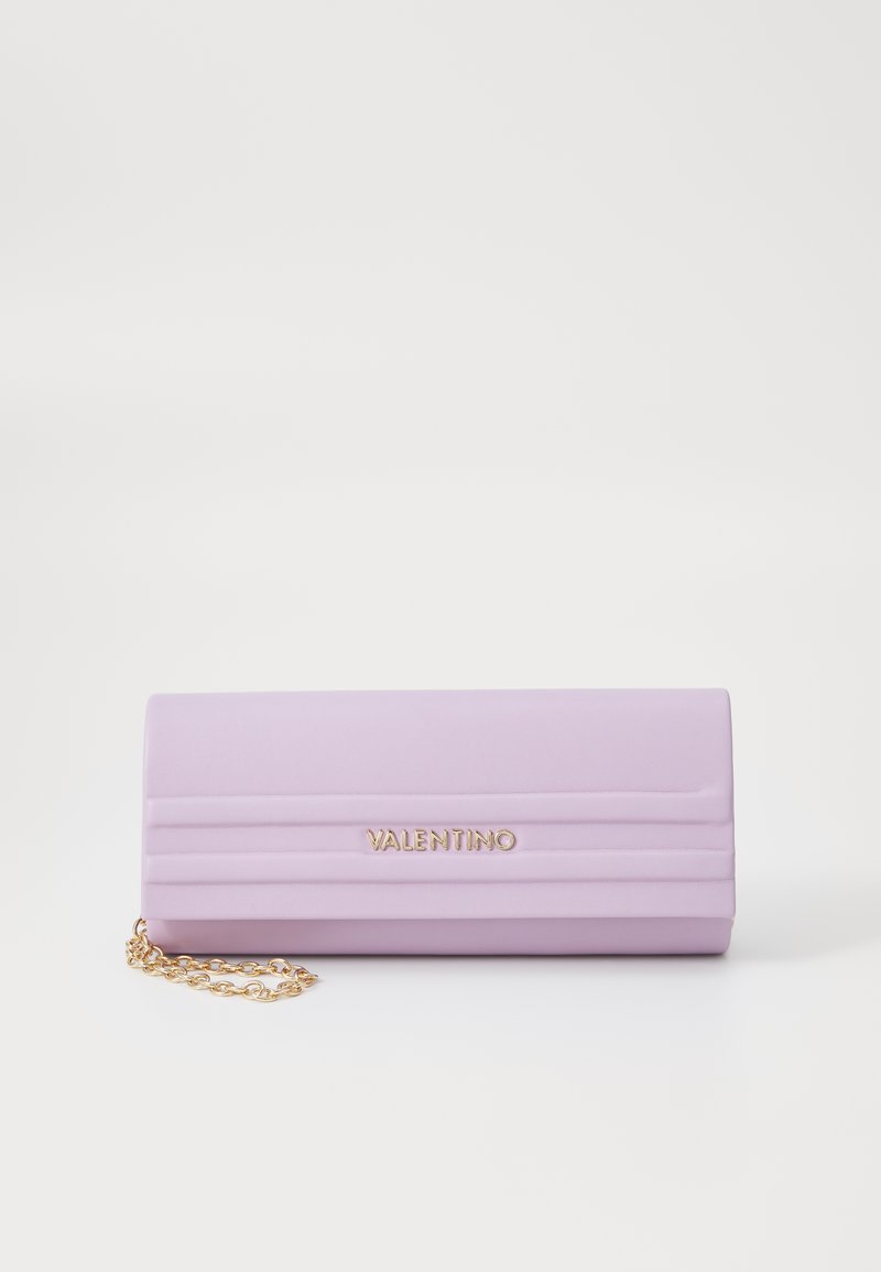 Μωβ δερμάτινη τσάντα χειρός με χρυσή αλυσίδα, χαρακτηριστικά κάθετης πτυχής και ανάγλυφου λογοτύπου. Λείο υφή και ορθογώνιο σχήμα.