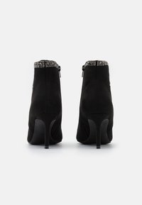Menbur Botines bajos - black