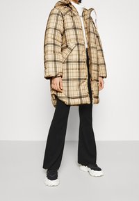 Weekday Abrigo de invierno - beige
