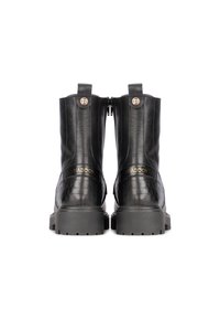 Botas negras hasta el tobillo con una parte superior de cuero y detalles con textura de cocodrilo. Cuentan con un cierre de cremallera y una suela de goma resistente. Detalle del logo en dorado.